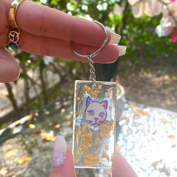Kitty Cat & Gold Flakes Resin Keychain - Picture 10 of 10